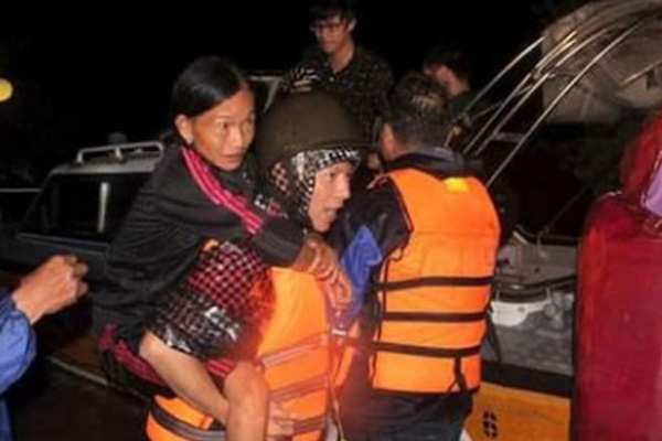 Mất điện, nước lũ gây ngập nặng, người dân Huế kiệt sức: Chưa có năm nào khắc nghiệt như năm nay”-20