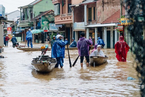 Mất điện, nước lũ gây ngập nặng, người dân Huế kiệt sức: “Chưa có năm nào khắc nghiệt như năm nay”