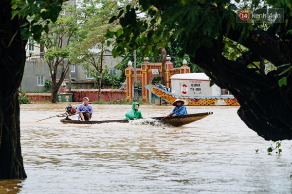 Mất điện, nước lũ gây ngập nặng, người dân Huế kiệt sức: Chưa có năm nào khắc nghiệt như năm nay”-1