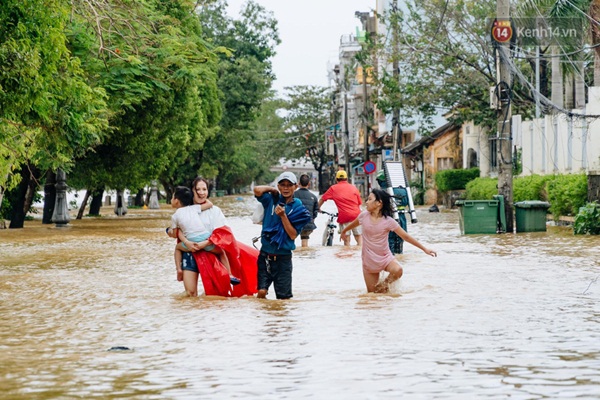 Mất điện, nước lũ gây ngập nặng, người dân Huế kiệt sức: Chưa có năm nào khắc nghiệt như năm nay”-10