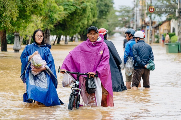 Mất điện, nước lũ gây ngập nặng, người dân Huế kiệt sức: Chưa có năm nào khắc nghiệt như năm nay”-11