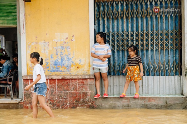 Mất điện, nước lũ gây ngập nặng, người dân Huế kiệt sức: Chưa có năm nào khắc nghiệt như năm nay”-12