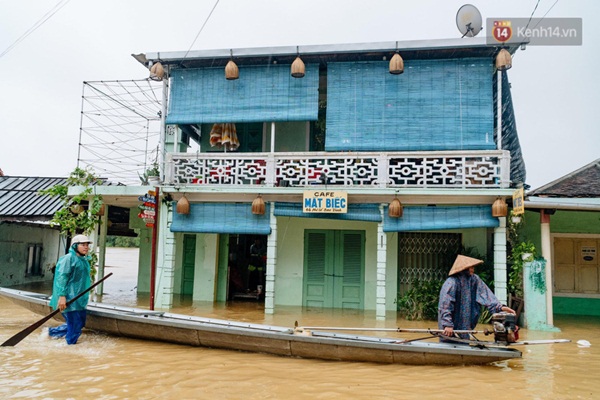 Mất điện, nước lũ gây ngập nặng, người dân Huế kiệt sức: Chưa có năm nào khắc nghiệt như năm nay”-5