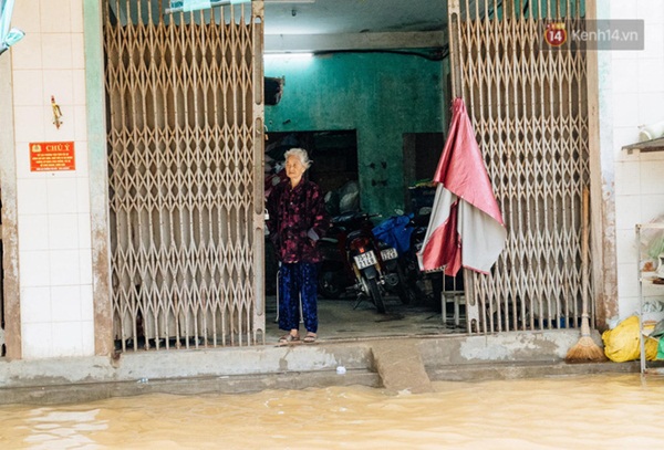 Mất điện, nước lũ gây ngập nặng, người dân Huế kiệt sức: Chưa có năm nào khắc nghiệt như năm nay”-6