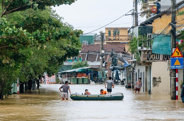 Mất điện, nước lũ gây ngập nặng, người dân Huế kiệt sức: Chưa có năm nào khắc nghiệt như năm nay”-16