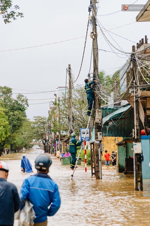 Mất điện, nước lũ gây ngập nặng, người dân Huế kiệt sức: Chưa có năm nào khắc nghiệt như năm nay”-18