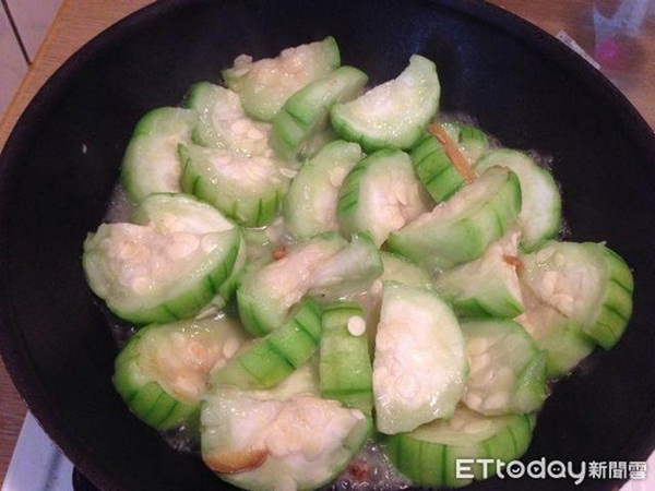 Bệnh nhân suýt mất mạng sau khi ăn món mướp xào, đừng ăn mướp có dấu hiệu này-1