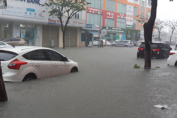 Mưa to vẫn nhường hết áo mưa cho em trai, cô học trò còn làm hành động cưng xỉu thu về 10.000 like-3