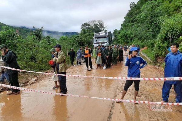 Hiện trường tìm kiếm cứu nạn 22 cán bộ, chiến sỹ bị vùi lấp ở Quảng Trị-13