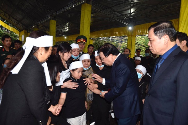 Nghẹn ngào tiễn đưa 13 cán bộ, chiến sĩ hy sinh ở Rào Trăng 3-7