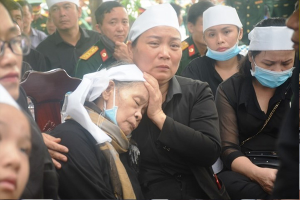 Người thân, đồng đội và hàng trăm người dân đội mưa, nghẹn ngào tiễn đưa các liệt sĩ hi sinh ở thủy điện Rào Trăng 3 về với đất mẹ-20