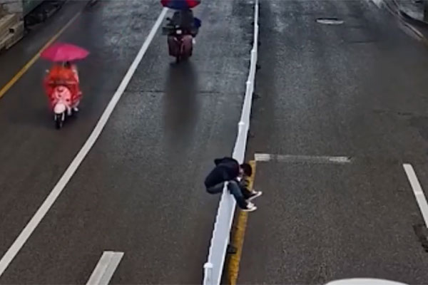 Giải cứu đứa trẻ bị kẹt dưới giếng trong 6 giờ-1