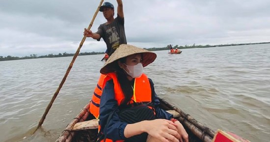 Thủy Tiên hủy chuyến bay về TP.HCM, ở lại Quảng Trị cứu trợ