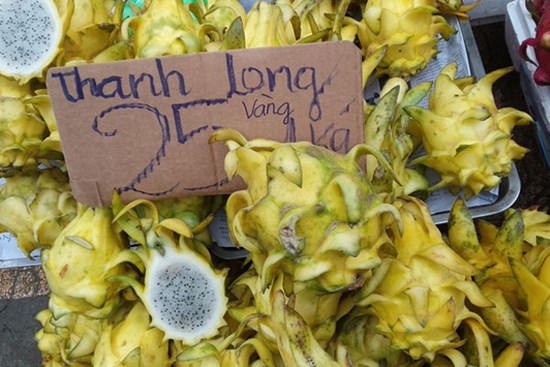 Đặc sản thanh long vàng đổ “ra đường”, chỉ 25.000 đồng/kg