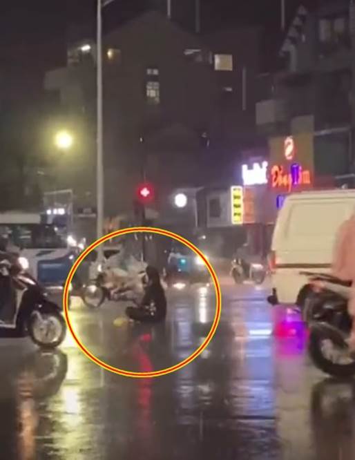 Ngồi thiền giữa lòng đường nhiều giờ liền, người lạ mặt bị cảnh sát cơ động khiêng vào, dân mạng nói câu quen thuộc: Cứ ngồi im tình yêu sẽ đến!”-1