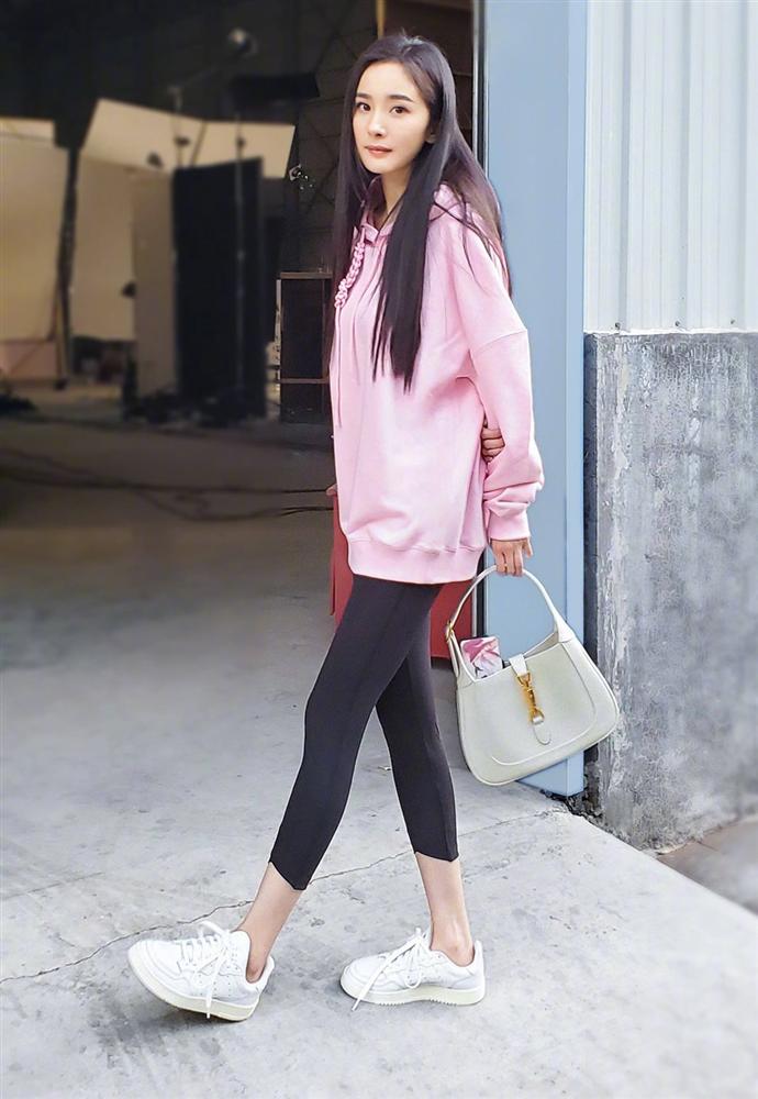 Trời lạnh là dân tình lại nhức nhối với kiểu ăn mặc của một vài chị em: Vô tư diện legging hớ hênh khiến người nhìn ngán ngẩm-8