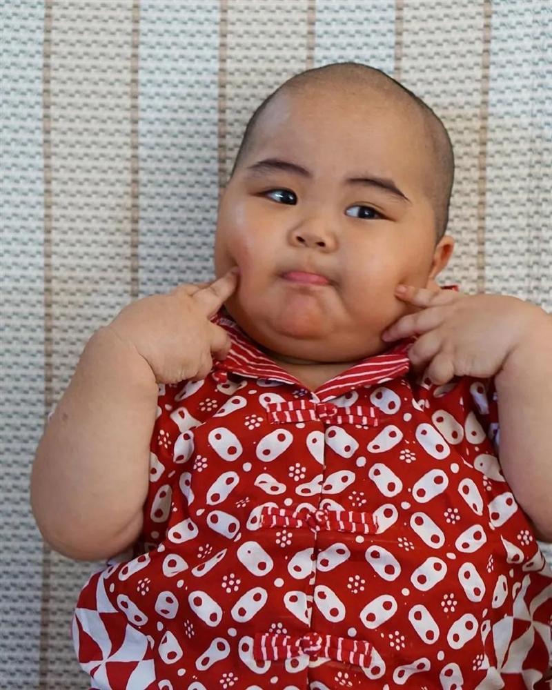 Cậu bé dễ thương với 3 triệu người theo dõi trên Instagram, song cư dân mạng lại chỉ ra một sai lầm nghiêm trọng trong cách nuôi con của người mẹ-1