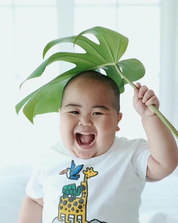 Cậu bé dễ thương với 3 triệu người theo dõi trên Instagram, song cư dân mạng lại chỉ ra một sai lầm nghiêm trọng trong cách nuôi con của người mẹ-4