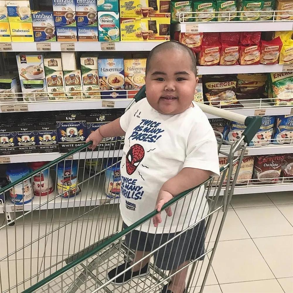 Cậu bé dễ thương với 3 triệu người theo dõi trên Instagram, song cư dân mạng lại chỉ ra một sai lầm nghiêm trọng trong cách nuôi con của người mẹ-5