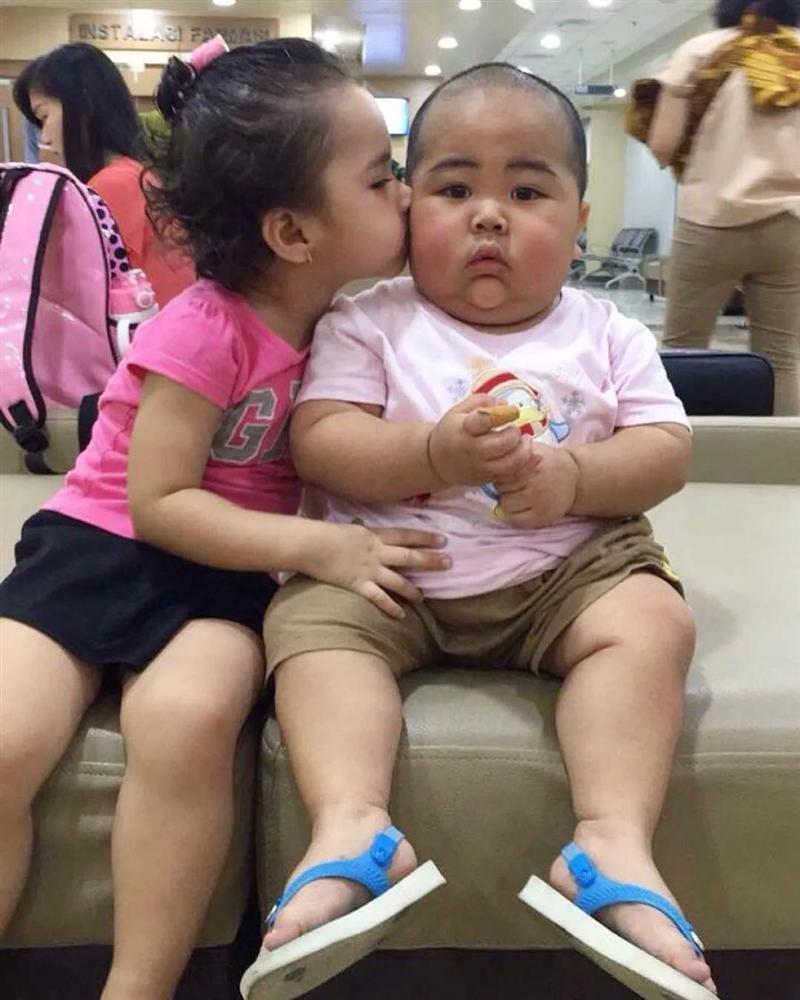 Cậu bé dễ thương với 3 triệu người theo dõi trên Instagram, song cư dân mạng lại chỉ ra một sai lầm nghiêm trọng trong cách nuôi con của người mẹ-6