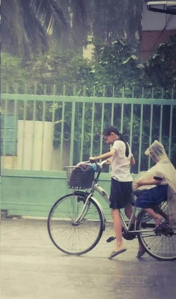 Mưa to vẫn nhường hết áo mưa cho em trai, cô học trò còn làm hành động cưng xỉu thu về 10.000 like-2