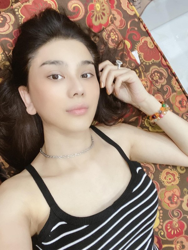 Tô vẽ càng kỹ, Lâm Khánh Chi lại càng trông như tượng sáp với gương mặt đơ cứng-1