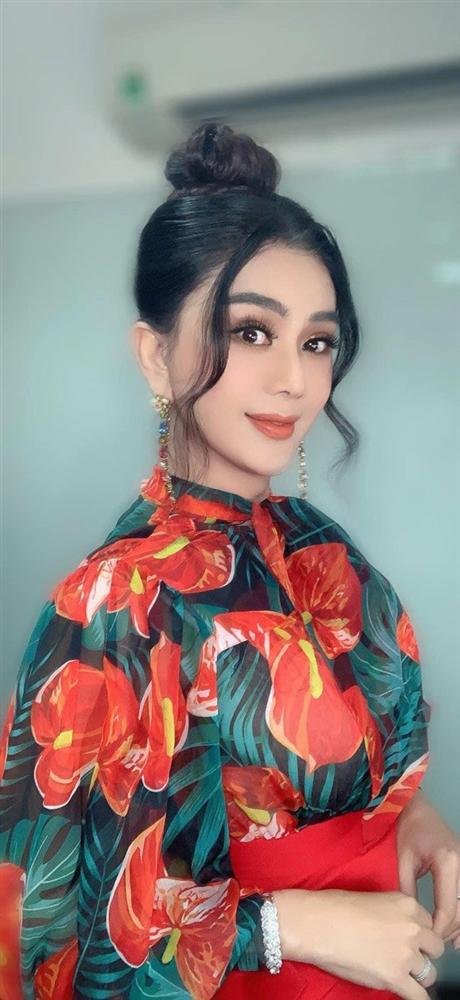 Tô vẽ càng kỹ, Lâm Khánh Chi lại càng trông như tượng sáp với gương mặt đơ cứng-3