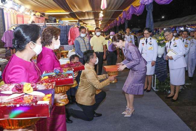 Hoàng tử Thái Lan gây chú ý khi nhấc bổng chị gái trong lễ tưởng niệm cố vương, đặc biệt là thái độ của Hoàng quý phi khi chứng kiến sự việc-2
