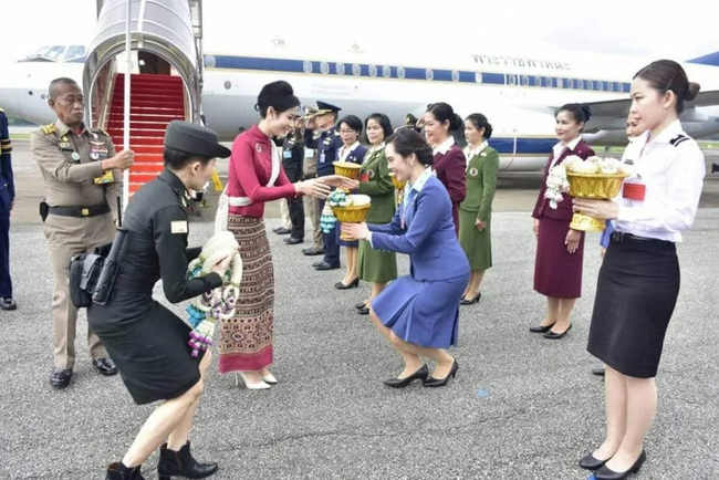 Hoàng tử Thái Lan gây chú ý khi nhấc bổng chị gái trong lễ tưởng niệm cố vương, đặc biệt là thái độ của Hoàng quý phi khi chứng kiến sự việc-3
