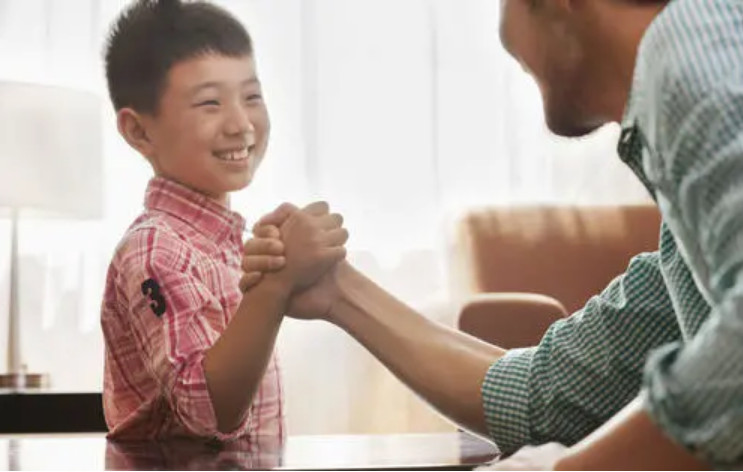 Từ bức ảnh chụp hai con đăng tải lên MXH, vợ chồng Đặng Siêu - Tôn Lệ gây tranh cãi về cách nuôi dạy con-4