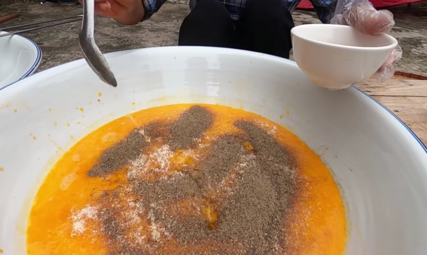 Bà Tân liên tục tung clip mới nhưng lộ rõ vẻ ngoài mệt mỏi, netizen tiếp tục soi mói tố bà khai gian số lượng món ăn?-4