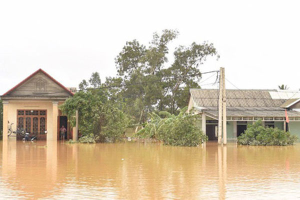 Bé trai 2 tuổi rơi xuống nền nhà ngập nước lũ tử vong thương tâm ở Quảng Trị: Cha mẹ bàng hoàng chưa thể tin nổi...-5