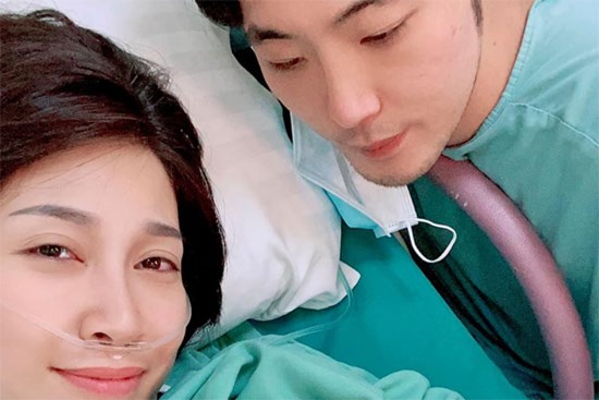 Pha Lê hạ sinh con gái đầu lòng, vỡ òa tiết lộ luôn phản ứng đặc biệt của ông xã người Hàn