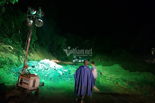 Xuyên đêm đào núi mở đường vào điểm sạt lở vùi lấp 22 cán bộ, chiến sĩ-1