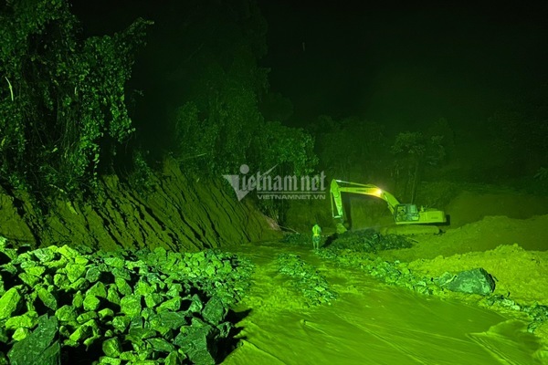 Xuyên đêm đào núi mở đường vào điểm sạt lở vùi lấp 22 cán bộ, chiến sĩ-3