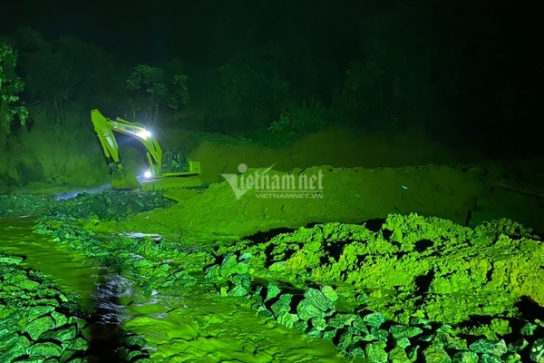 Xuyên đêm đào núi mở đường vào điểm sạt lở vùi lấp 22 cán bộ, chiến sĩ-4
