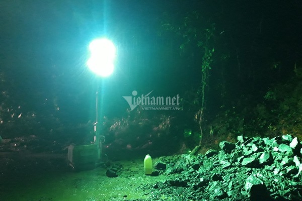 Xuyên đêm đào núi mở đường vào điểm sạt lở vùi lấp 22 cán bộ, chiến sĩ-5