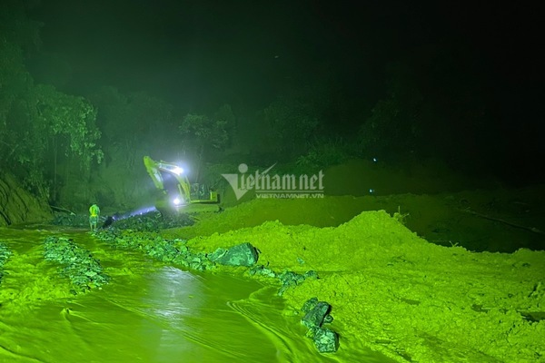 Xuyên đêm đào núi mở đường vào điểm sạt lở vùi lấp 22 cán bộ, chiến sĩ-2