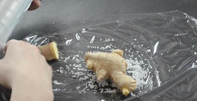 Mua nhiều gừng về, cho thêm ngay nguyên liệu này vào gừng để nửa năm cũng không hỏng-2