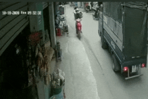 Clip: Ôm cua tốc độ cao, thanh niên chạy xe máy lao thẳng vào gầm ô tô tải