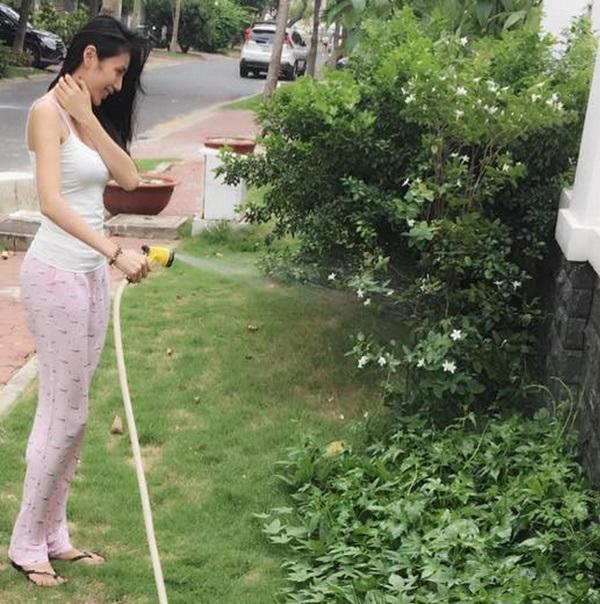 Không chỉ từ thiện khắp nơi, Thủy Tiên còn nổi tiếng thảo ăn, trồng rau được cho hết-8