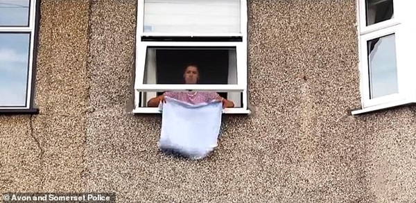 Hình ảnh người phụ nữ lau dọn nhà cửa không thể bình thường hơn nhưng lại ẩn giấu chi tiết khiến người ta phải báo cảnh sát ngay lập tức-2