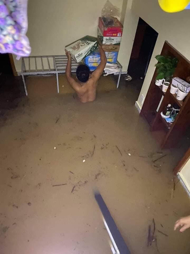 Quảng Bình: Nước lũ dâng cao, nhấn chìm nhà cửa, người dân kêu cứu giữa biển nước mênh mông-4