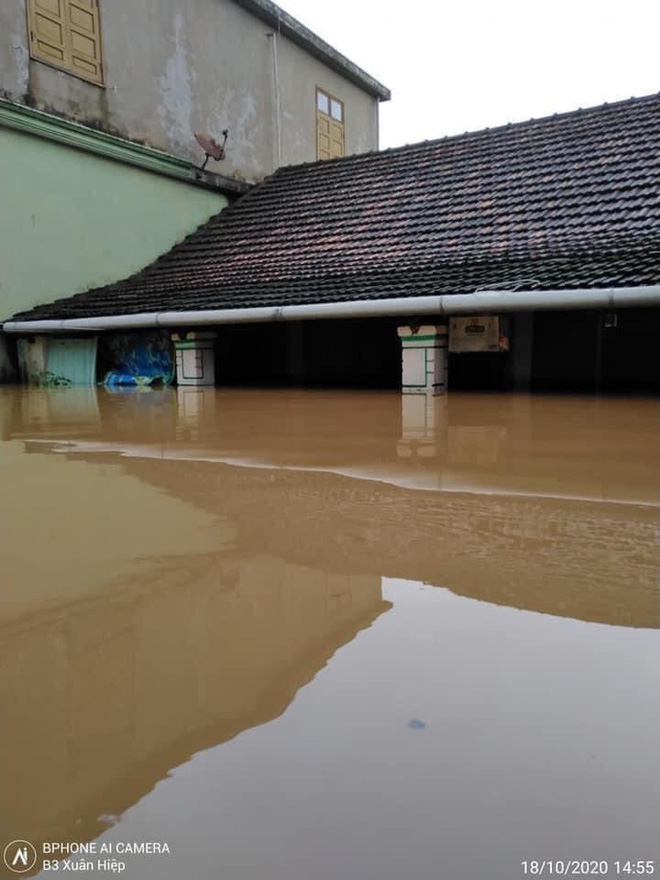 Quảng Bình: Nước lũ dâng cao, nhấn chìm nhà cửa, người dân kêu cứu giữa biển nước mênh mông-5