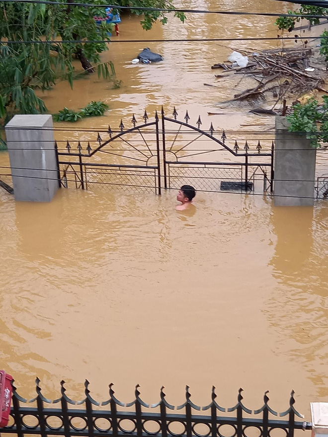 Quảng Bình: Nước lũ dâng cao, nhấn chìm nhà cửa, người dân kêu cứu giữa biển nước mênh mông-6