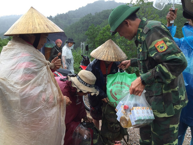 Quảng Bình: Nước lũ dâng cao, nhấn chìm nhà cửa, người dân kêu cứu giữa biển nước mênh mông-16