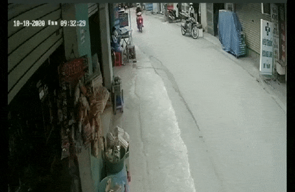 Ôm cua tốc độ cao, thanh niên chạy xe máy lao thẳng vào gầm ô tô tải