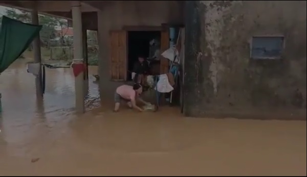 Tranh cãi hành động ném quà cứu trợ xuống nước của nhóm người từ thiện: Của cho không bằng cách cho-3