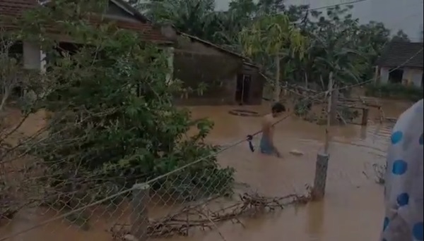 Tranh cãi hành động ném quà cứu trợ xuống nước của nhóm người từ thiện: Của cho không bằng cách cho-5