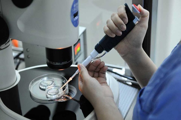 Đi xin tinh trùng về thụ thai, con lớn mẹ mới ngỡ ngàng danh tính bố đứa trẻ cực xịn-1